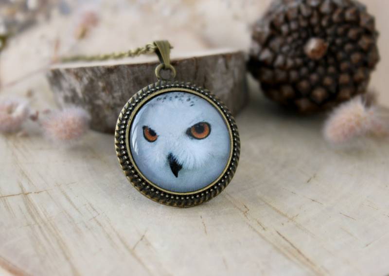 Verschneite Eule Halskette, Bronzefarbene Cabochon Fassung An Einer Kette von ArtHarmony