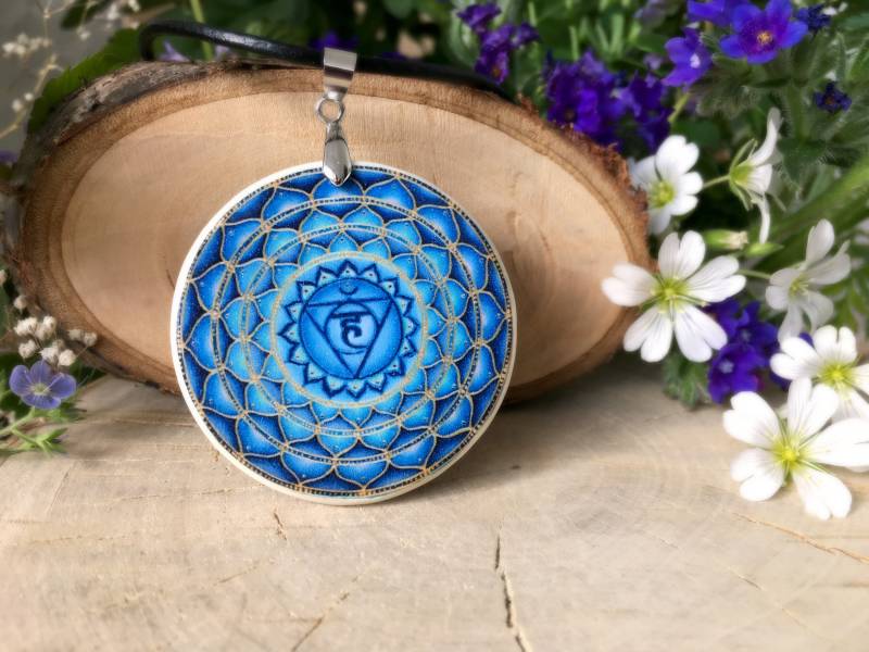 Vishuddha Polymer Clay Anhänger | Chakra Halschakra Schmuck Fimo von ArtHarmony