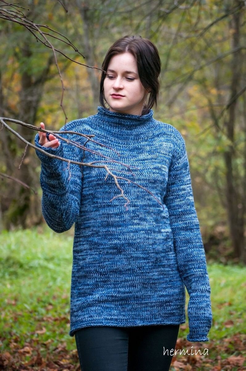 Blauer Melange Pullover Mit Einem Schlauchschal von ArtHermina