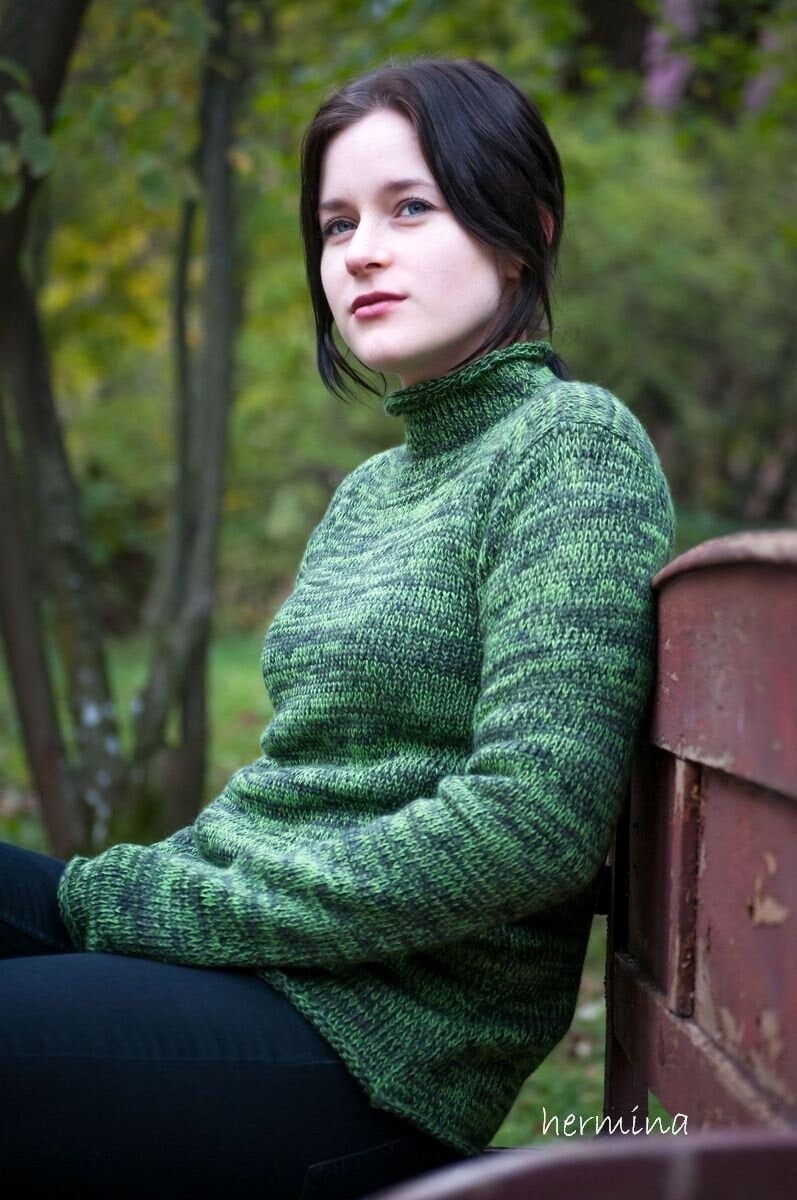 Ein Grüner Melange Pullover Mit Schlauchschal Ein Grüner Melange Pullover Mit Schlauchschal von ArtHermina