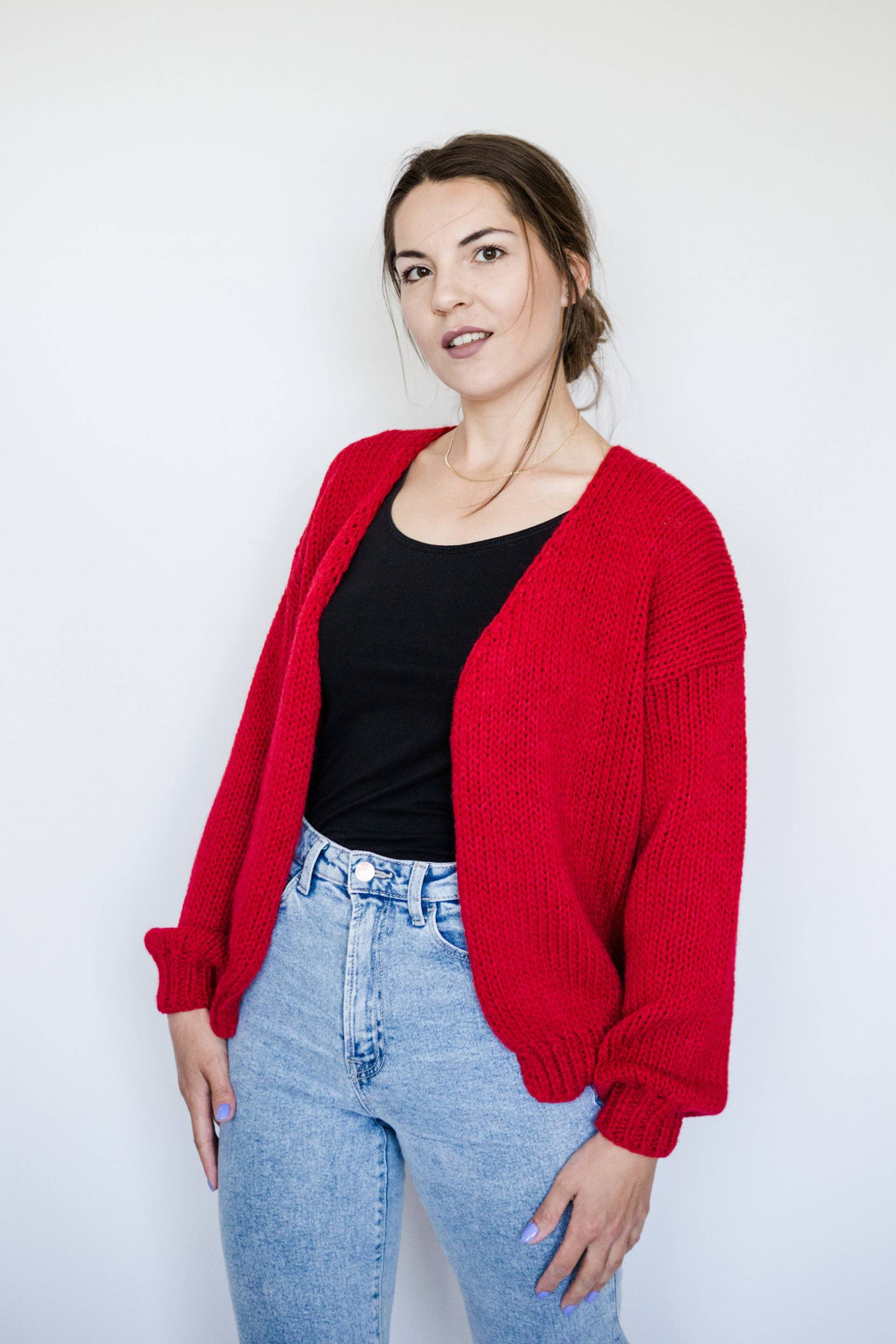 Handgefertigter Roter Warmer Cardigan Aus Wolle Und Alpaka Handgefertigter Roter Warmer Cardigan Aus Wolle Und Alpaka von ArtHermina