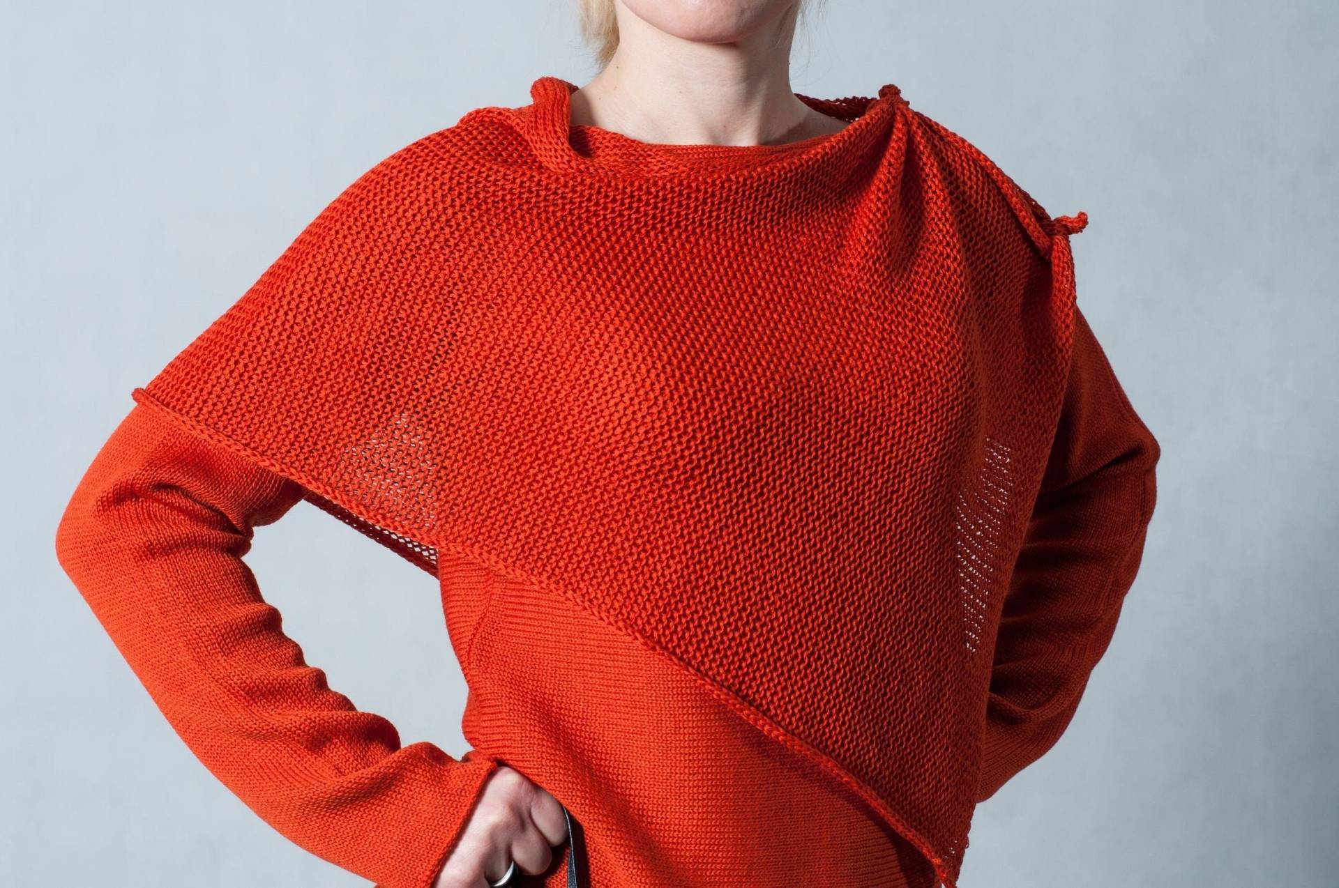 Orange Pullover Mit Einem Schal Orange Pullover Mit Einem Schal von ArtHermina