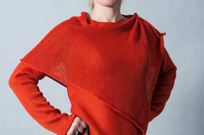 Orange Pullover Mit Einem Schal Orange Pullover Mit Einem Schal von ArtHermina