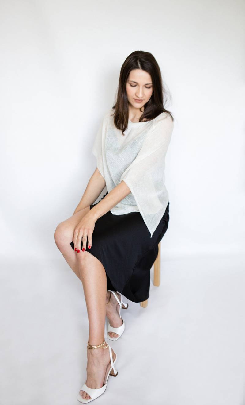 Poncho Made Of 100% Linen, Transparent Linen Fabric in E'cru Color Poncho Made Of 100% Linen, Transparent Linen Fabric in E'cru Color von ArtHermina
