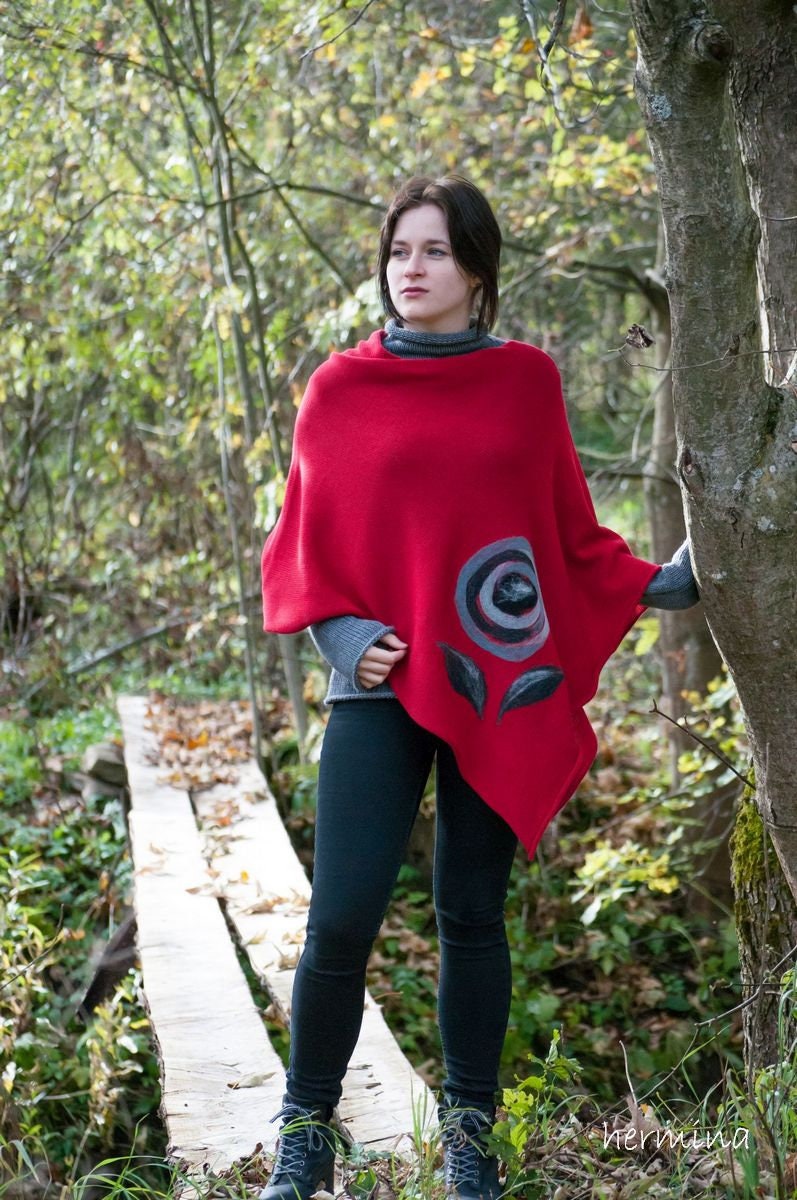 Roter Poncho Mit Der Applikation Roter Poncho Mit Der Applikation von ArtHermina