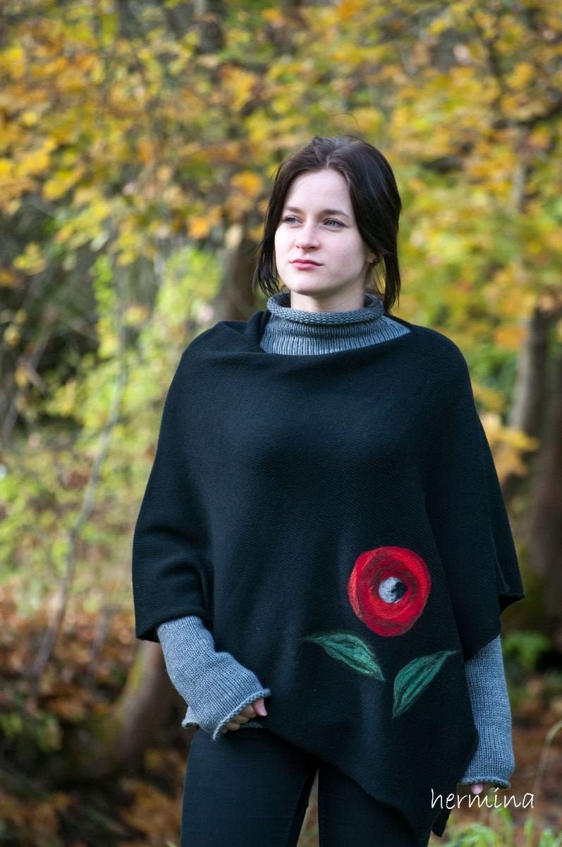 Schwarzer Poncho Mit Der Applikation von ArtHermina
