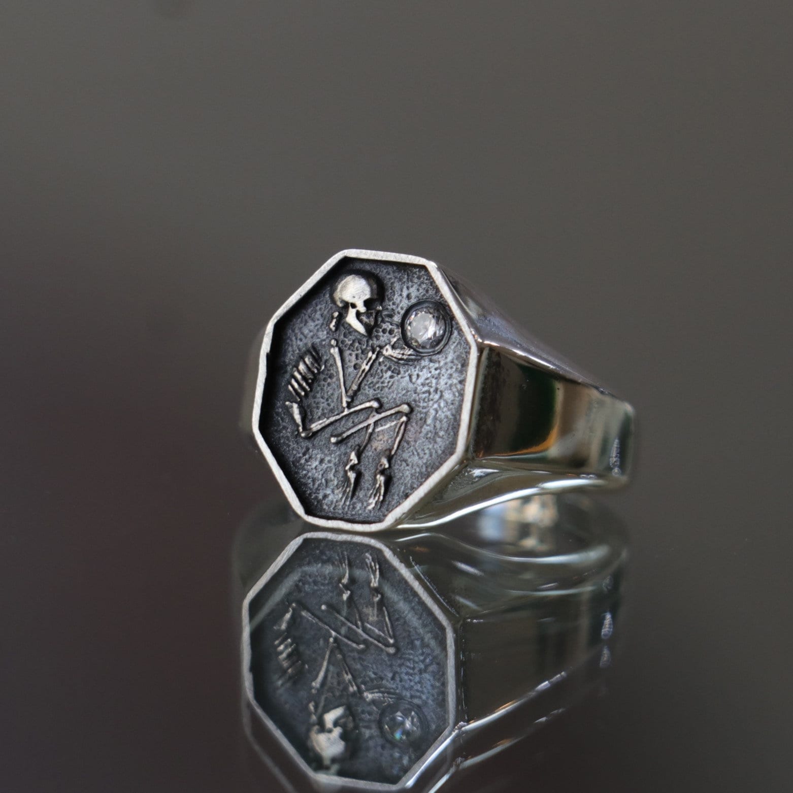 925 Silber Memento Mori Ring, Totenmann Gothic Ring. Schwere Flug Der Seele, Daran Erinnern Zu Sterben, Männer Silberring, Dunkelsilber Ring von ArtJewelryByMoko