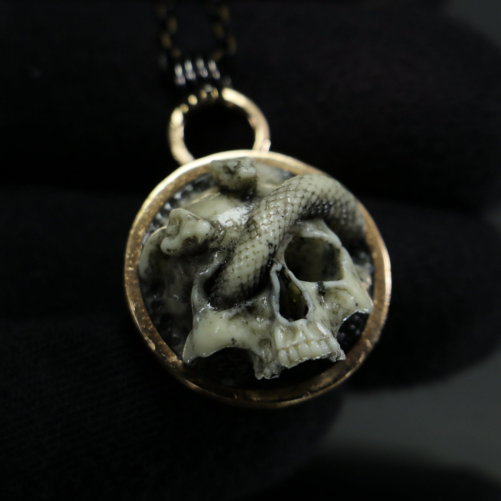 Schädel Schlange Halskette, Marmor Bronze Totenkopf Männer Geschenk Gothic Halskette von ArtJewelryByMoko