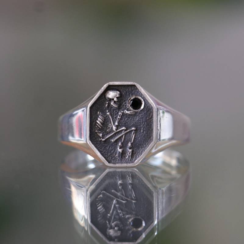 Totenkopf Herrenring, Skelett Im Grab, Onyx 925 Silber Memento Mori, Ring, Schmuck, Seelenflug von ArtJewelryByMoko