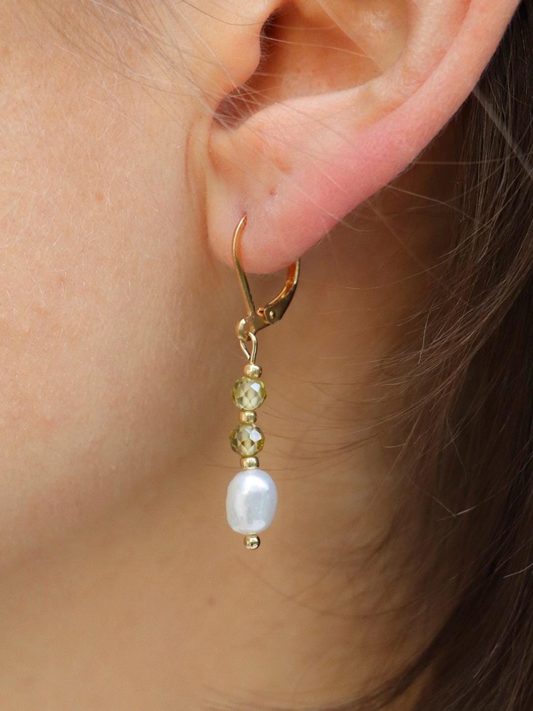 Handgemachte Grüne Zirkon Perlenohrringe Mit Süßwasserperlen, Edelstahlohrringe, Ohrringe Gold, Geschenk Für Sie von ArtKatinka