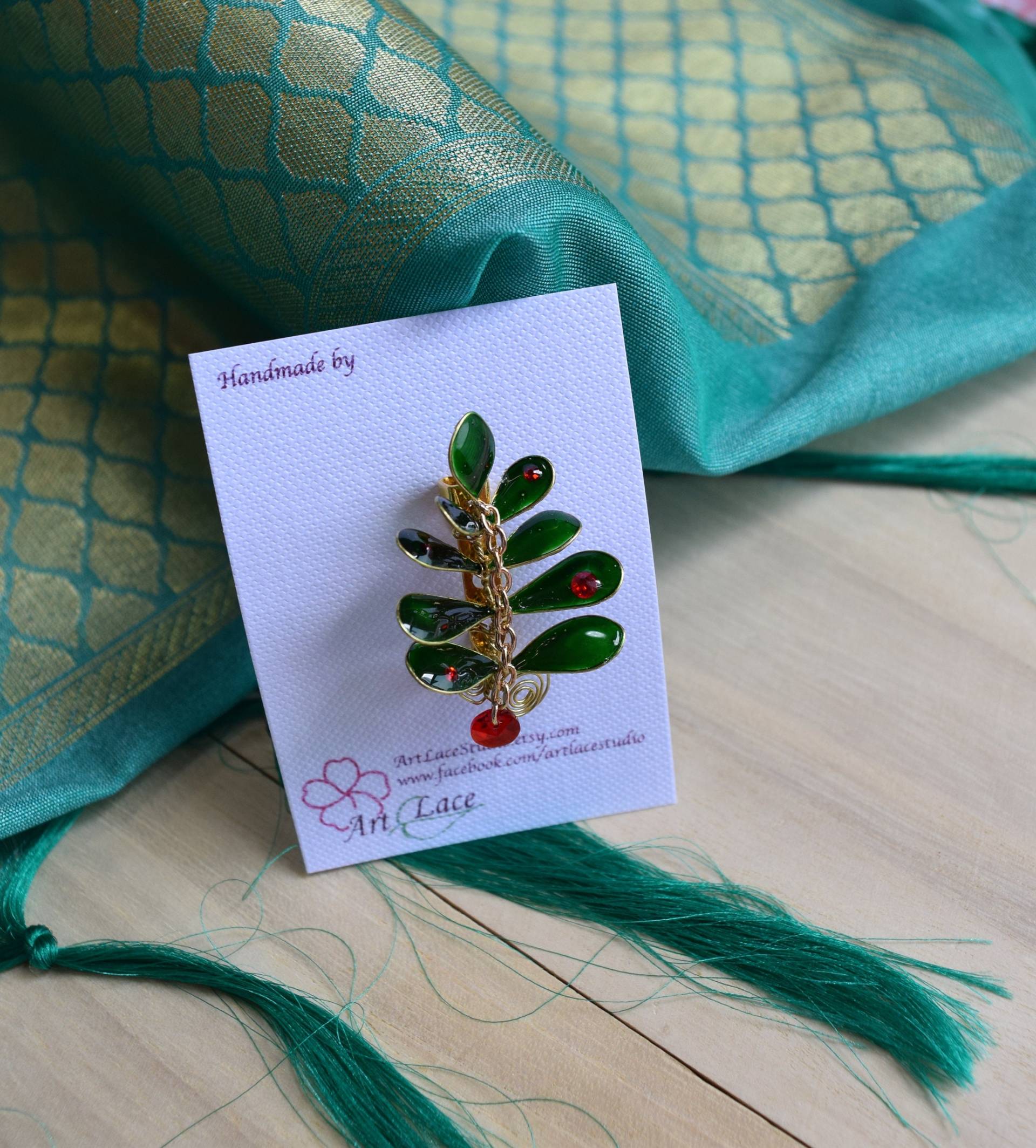 Handgefertigte Weihnachtsbaum Brosche, Weihnachtsbrosche, Herren Boutonniere, Rot-Gold-Brosche, Grün-Rote Mantelnadel von ArtLaceStudio