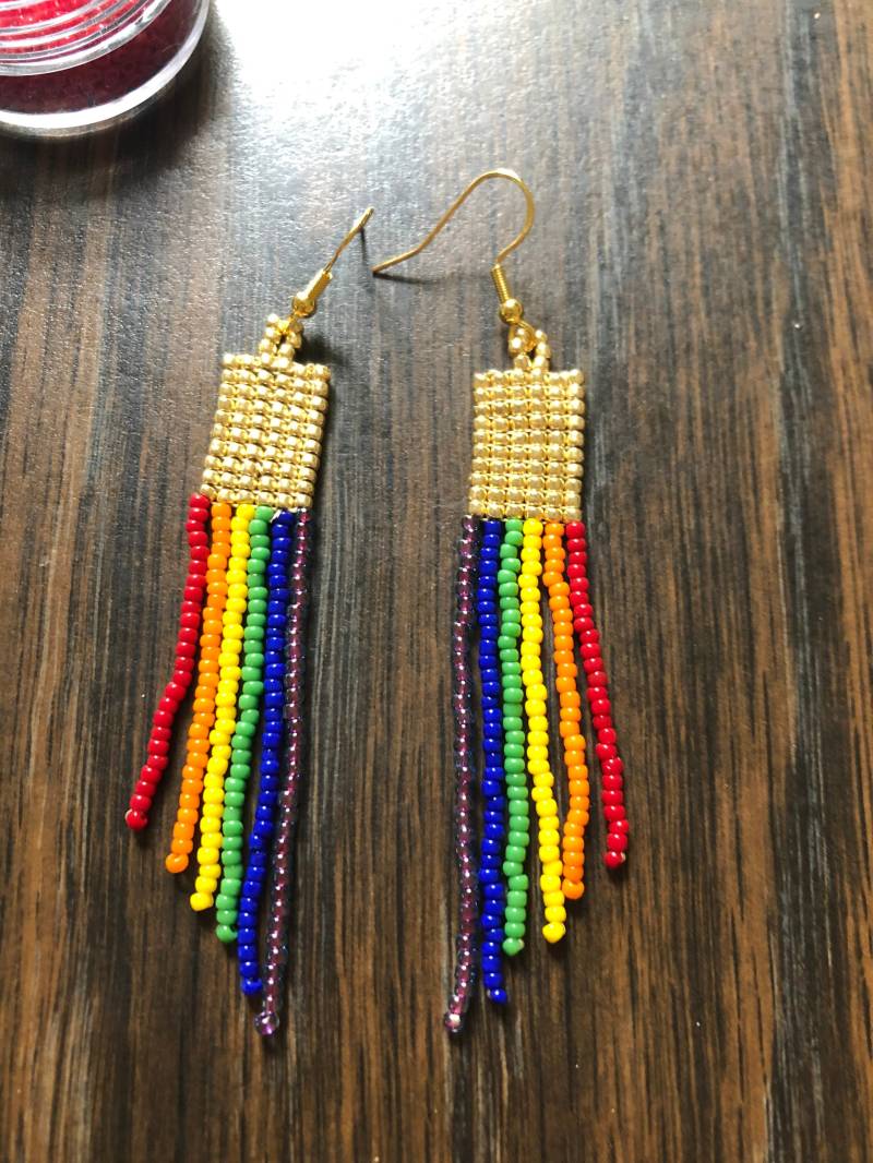 Regenbogen Und Gold Örtlich Hergestellte Handperlen Ohrringe von ArtMamaBeadsandPaint