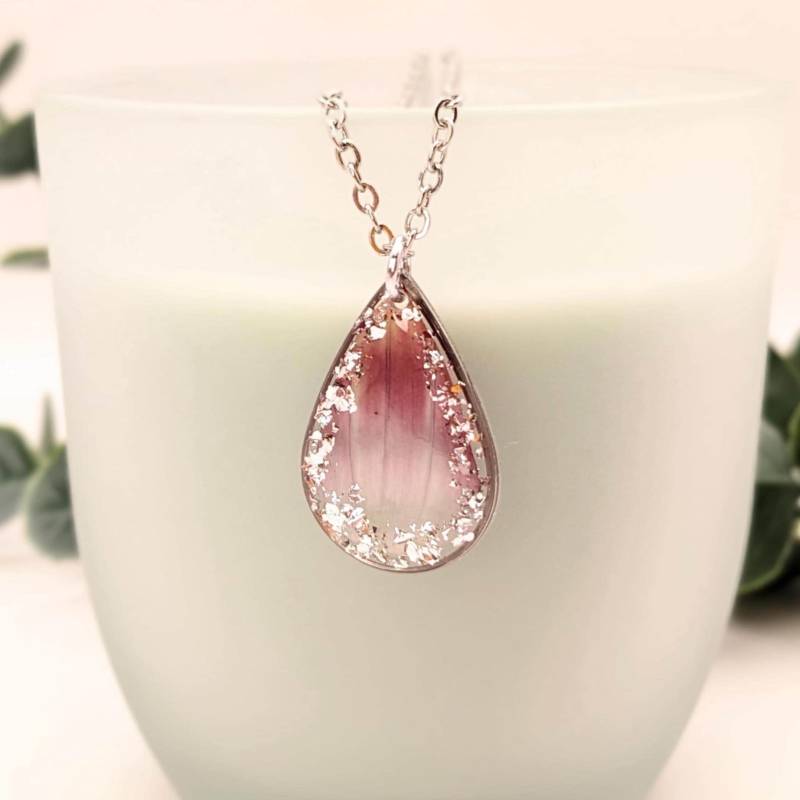 Kettenanhänger Mit Zarten Blütenblättern Und Feinen Glänzenden Silber-Elementen in Resin - Schmuck Aus Elegante Edelstahlkette von ArtMunkyDesign