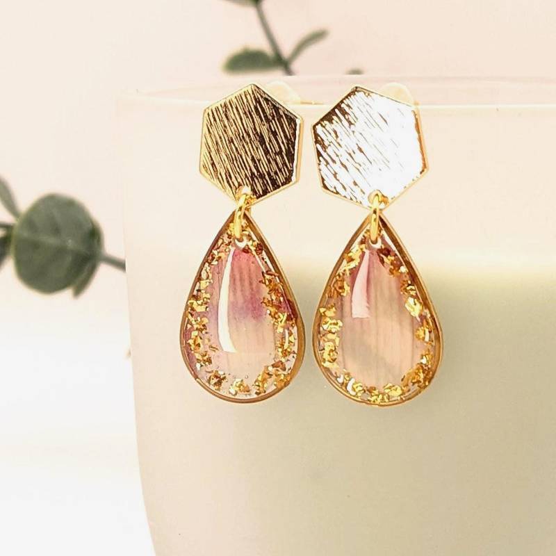 Ohrringe Mit Zarten Blütenblättern Und Feinen Funkelnden Gold-Elementen in Resin - Stilvolle Hingucker Natürlichem Charme von ArtMunkyDesign