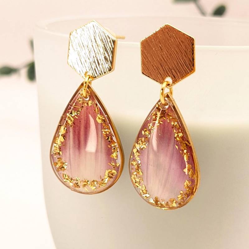 Ohrringe Mit Zarten Blütenblättern Und Feinen Funkelnden Gold-Elementen in Resin - Stilvolle Hingucker Vergoldete Glitzer von ArtMunkyDesign