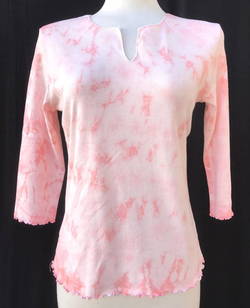 Baumwoll-Baby-Ripps, Geteilter Rundhalsausschnitt, 3/4-Ärmel, Femininer Wellenrand An Saum Und Ärmeln, Crystal Hand Dye - Farbe Lachs von ArtNatureByLYNN