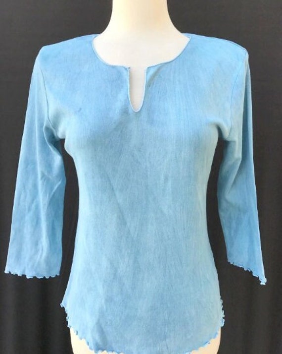 Baumwolle - Split Round Neck Crinkle Look Tie Dye Femininer Kamm Und Ärmel. 3/4 Ärmel Oberfarbe Vintage Blau Baumwolle - Split Round Neck Crinkle Look Tie Dye Femininer Kamm Und Ärmel. 3/4 Ärmel Oberfarbe Vintage Blau von ArtNatureByLYNN