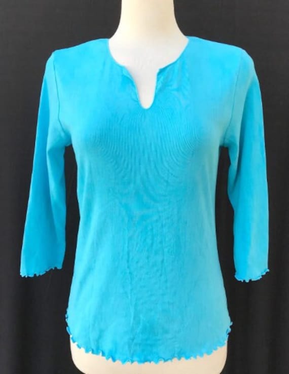 Baumwolle - Split Rundhals Crinkle Look Tie Dye Femininer Überbackener Saum Und Ärmel. 3/4 Ärmel Top Farbe Aqua Baumwolle - Split Rundhals Crinkle Look Tie Dye Femininer Überbackener Saum Und Ärmel. 3/4 Ärmel Top Farbe Aqua von ArtNatureByLYNN