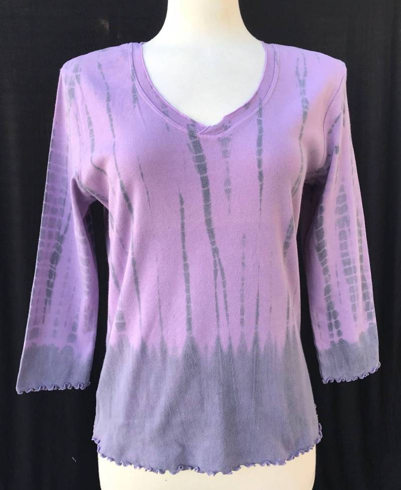Baumwolle V Ausschnitt. Tie Dye Im Bambus/Crinkel-Look, Mit Überbackenen Bündchen An Saum Und Ärmeln. 3/4 Ärmel Top - Farbe Distle von ArtNatureByLYNN