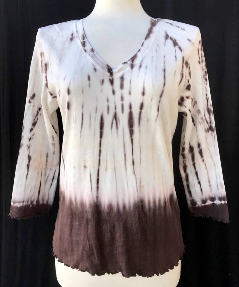 Baumwolle V Hals, Bambus Look Tie Dye, Femininer Kamm Und Ärmeln. Flatrering 3/4 Sleeve Top - Farbe Mokka von ArtNatureByLYNN