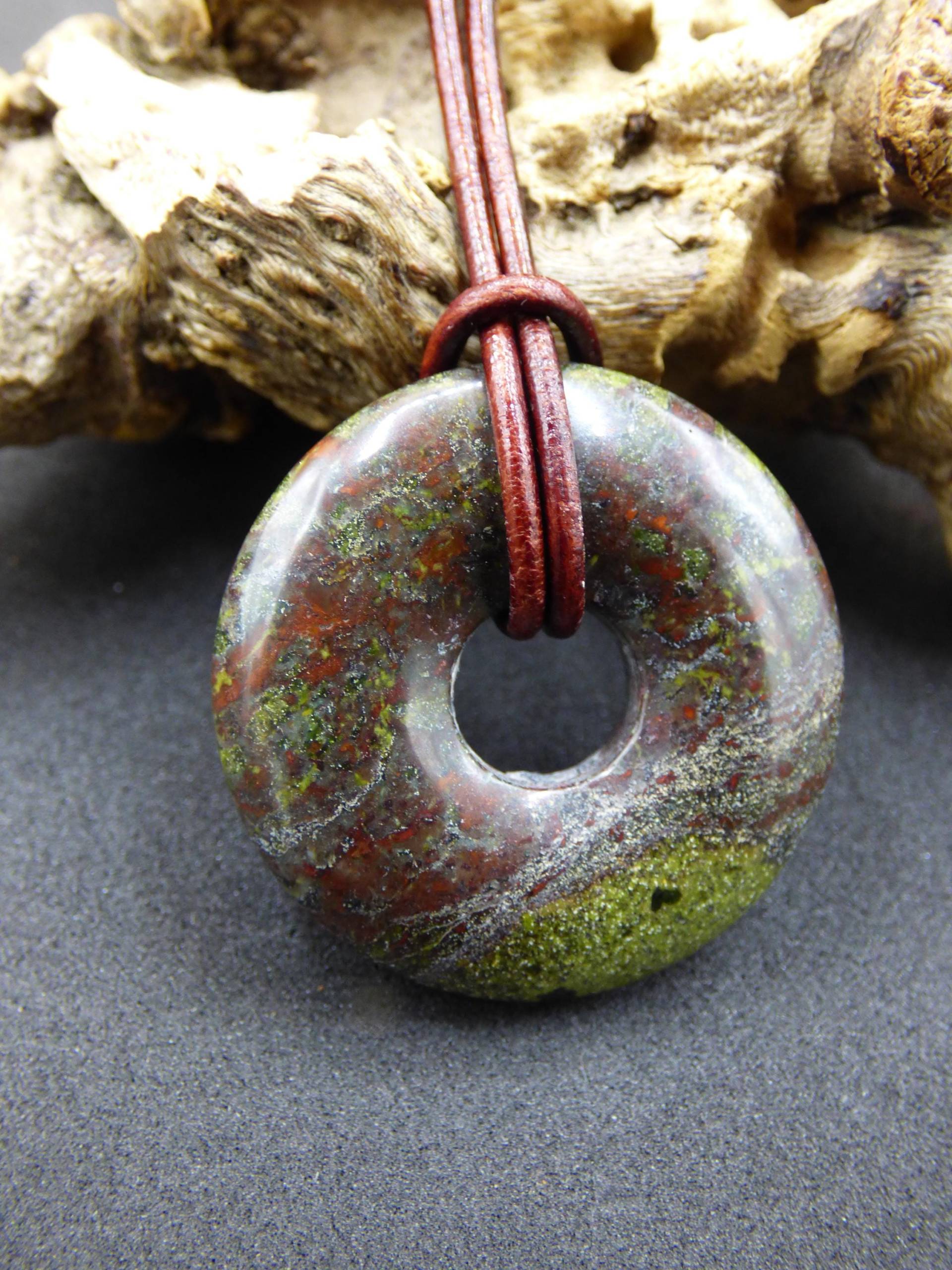 30mm Drachenblut/Drachenjaspis Epidot Quarz Edelstein Kette Grün Natur Heilstein Anhänger Mann Frau Er Sie Freund Geschenk Goa Vintage von ArtOfNatureBerlin