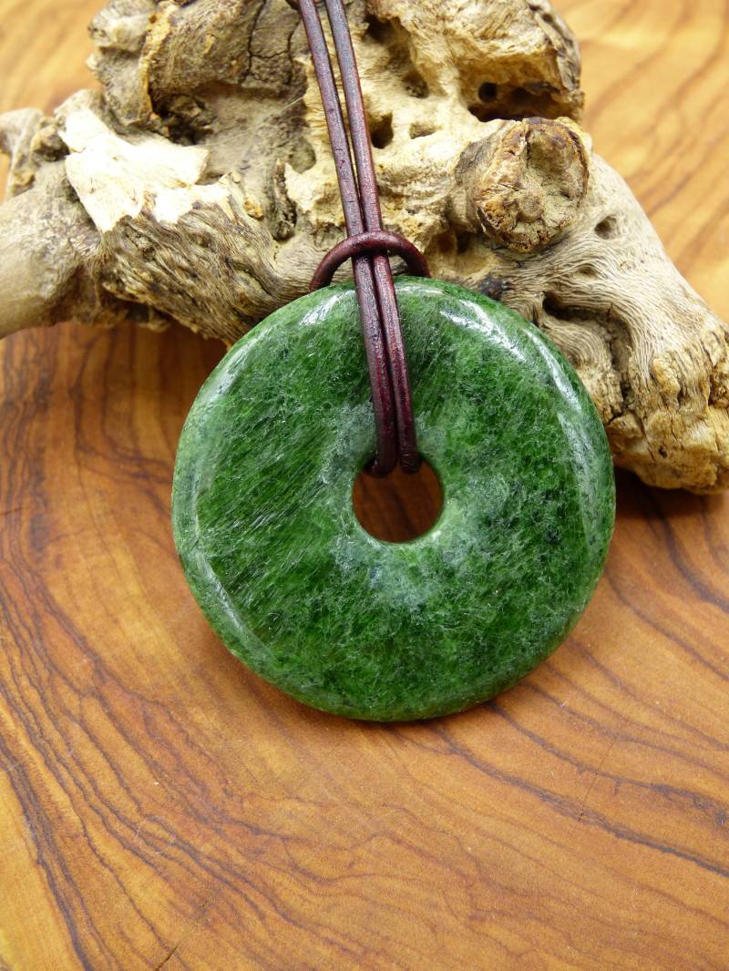Diopsid ~ Edelstein Kette Grün Hippie Goa Boho Ethno Natur Heilstein Rarität Kristalle Schmuck Anhänger Stein Donut Geschenk Magisch von ArtOfNatureBerlin