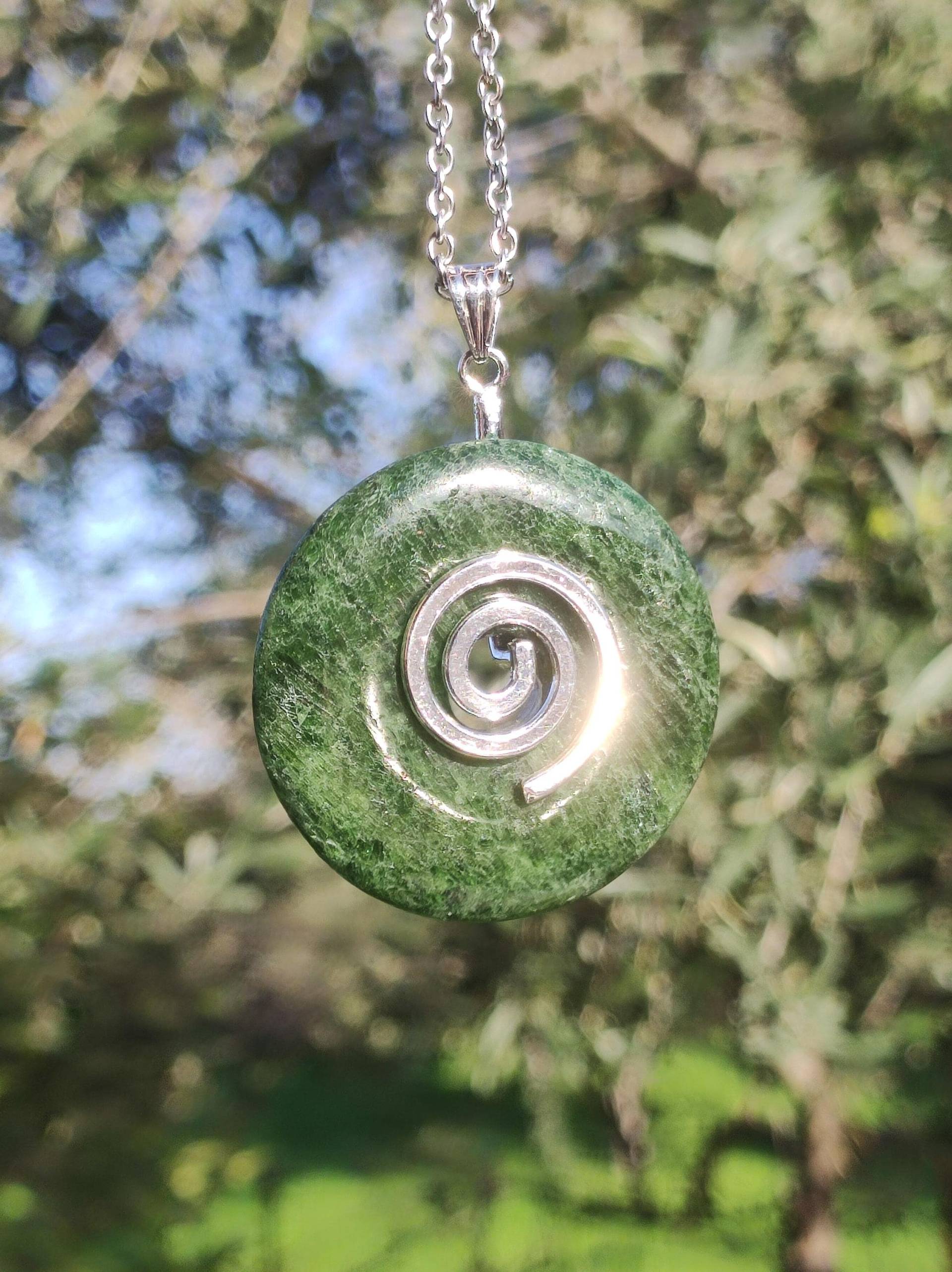 Diopsid ~ Edelstein Kette Grün Hippie Goa Boho Ethno Natur Heilstein Rarität Kristalle Schmuck Anhänger Stein Donut Geschenk Magisch Diopsid ~ Edelstein Kette Grün Hippie Goa Boho Ethno Natur Heilstein Rarität Kristalle Schmuck Anhänger Stein Donut Geschenk Magisch von ArtOfNatureBerlin