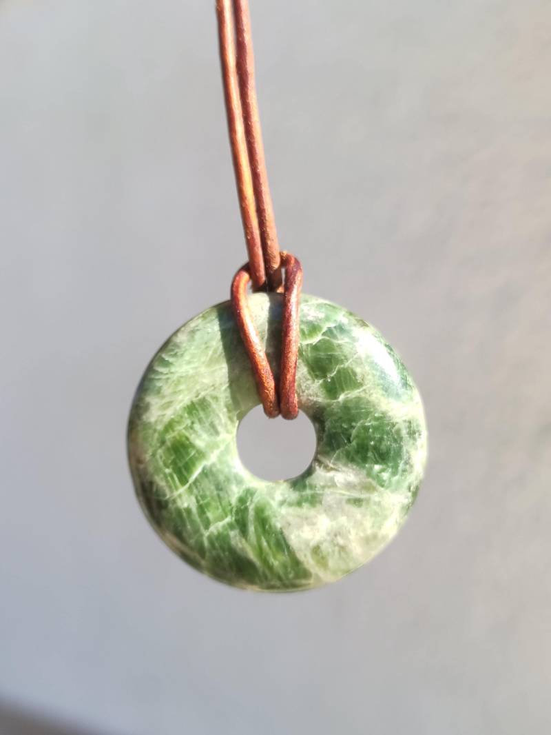 Diopsid ~ Edelstein Kette Grün Hippie Goa Boho Ethno Natur Heilstein Rarität Kristalle Schmuck Anhänger Stein Donut Geschenk Magisch von ArtOfNatureBerlin