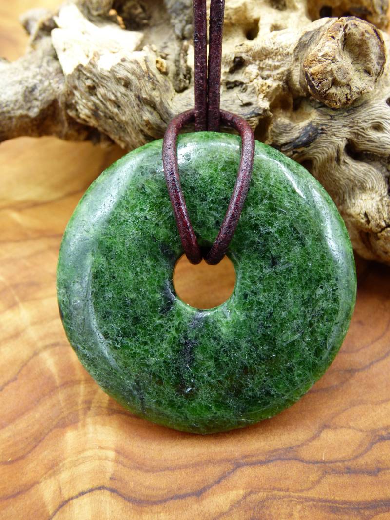 Diopsid ~ Schutzdonut Edelstein Kette ~Hippie ~Goa ~Boho ~Tibet ~Ethno ~Nature ~Donut ~Schutzsymbol ~Heilstein ~Rarität von ArtOfNatureBerlin