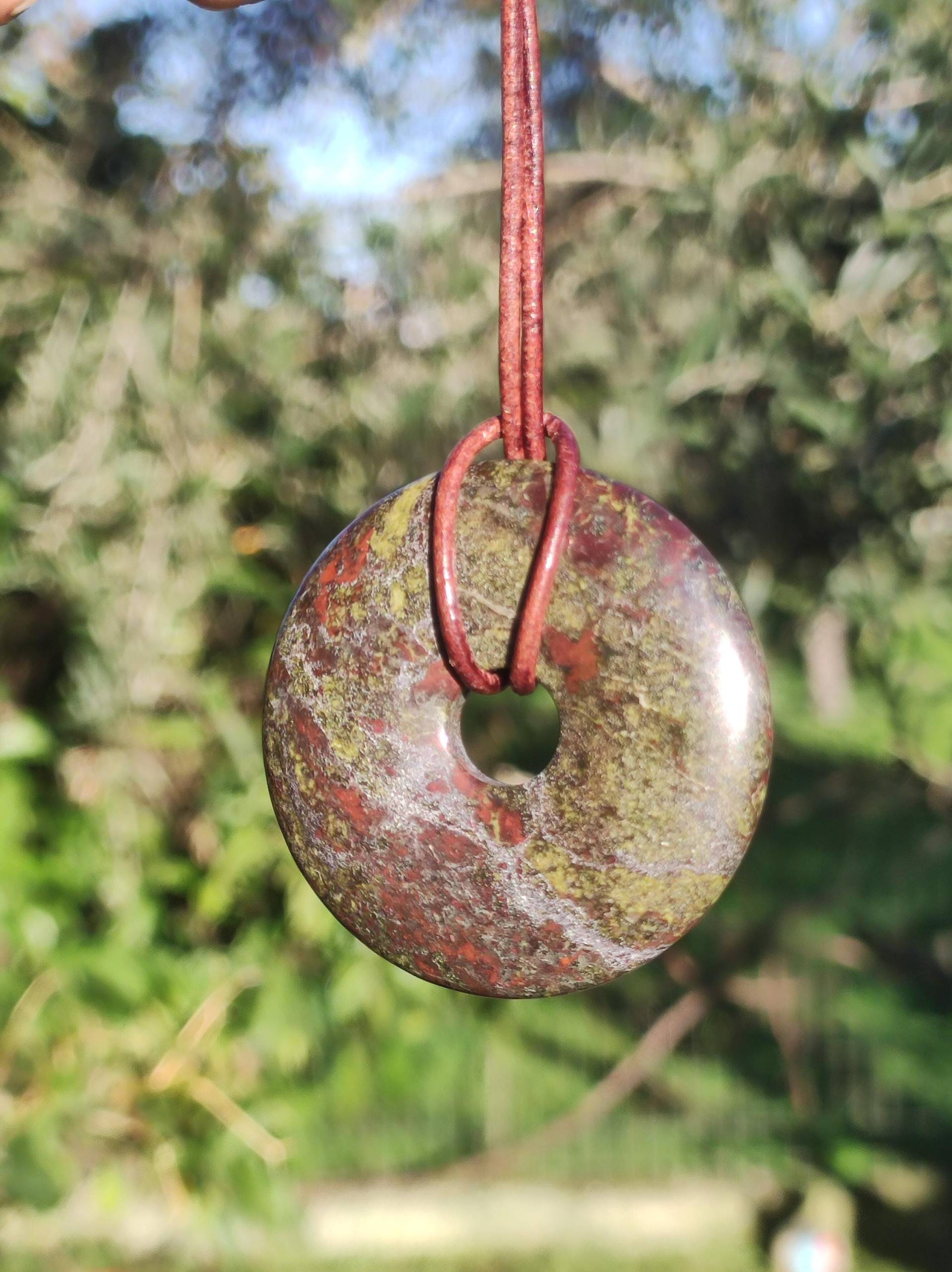 Drachenblut/Drachenjaspis Epidot Quarz ~ Edelstein Kette ~Hippie ~Goa ~Boho ~Tibet ~Ethno ~Nature ~Donut ~Schutzsymbol ~Heilstein Drachenblut/Drachenjaspis Epidot Quarz ~ Edelstein Kette ~Hippie ~Goa ~Boho ~Tibet ~Ethno ~Nature ~Donut ~Schutzsymbol ~Heilstein von ArtOfNatureBerlin