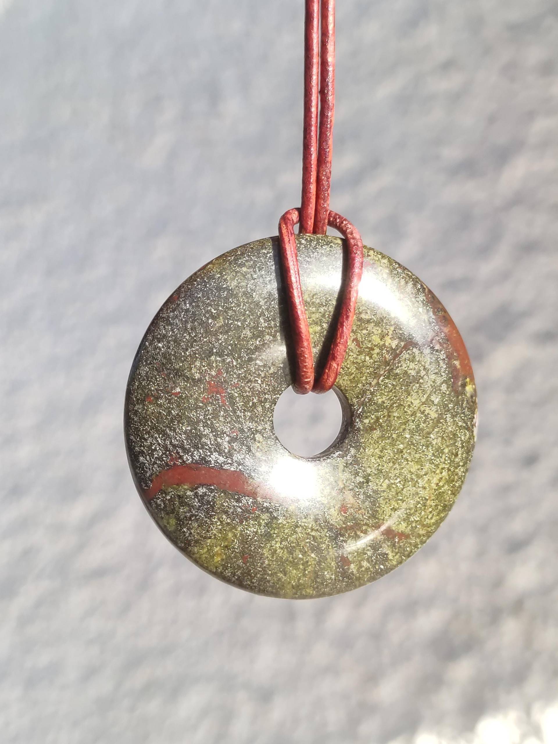 Drachenblut 40mm/Drachenjaspis Epidot Quarz - Edelstein Kette Grün Natur Heilstein Anhänger Mann Frau Er Sie Freund Geschenk Unikat von ArtOfNatureBerlin