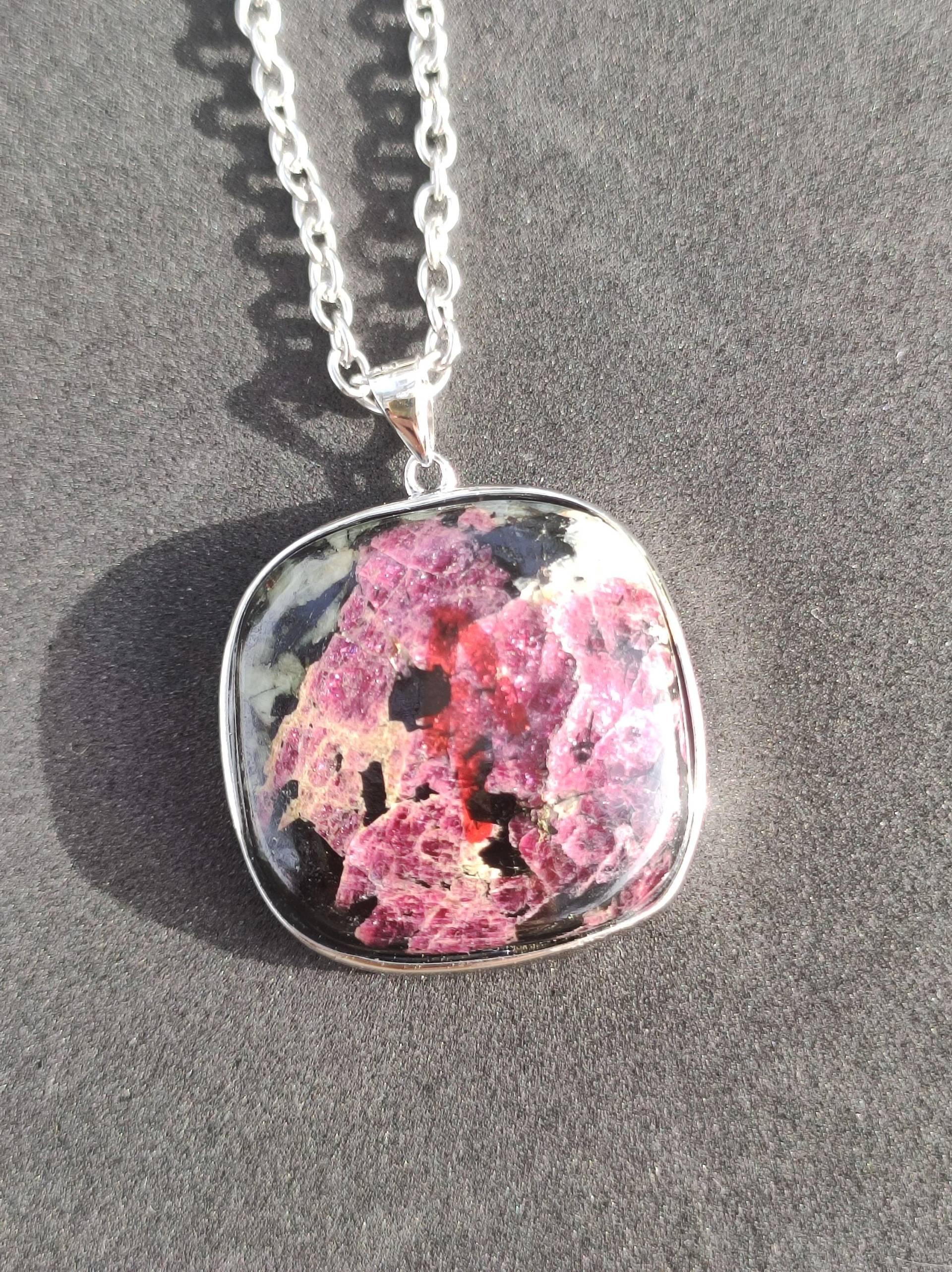 Eudialyt - 925 Sterling Silber Edelstein Kette Rot Schwarz Unikat Rarität Heilstein Natur Selten Ethno Mann Frau Er Sie Geschenk Freund von ArtOfNatureBerlin