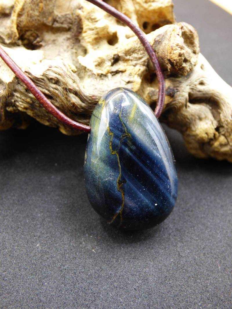 Falkenauge ~ Edelstein Kette Schwarz Blau Schimmern Funkelnd Natur Heilstein Geschenk Er Sie Mann Frau Freund Weihnachten Goa Boho Ethno Psy von ArtOfNatureBerlin