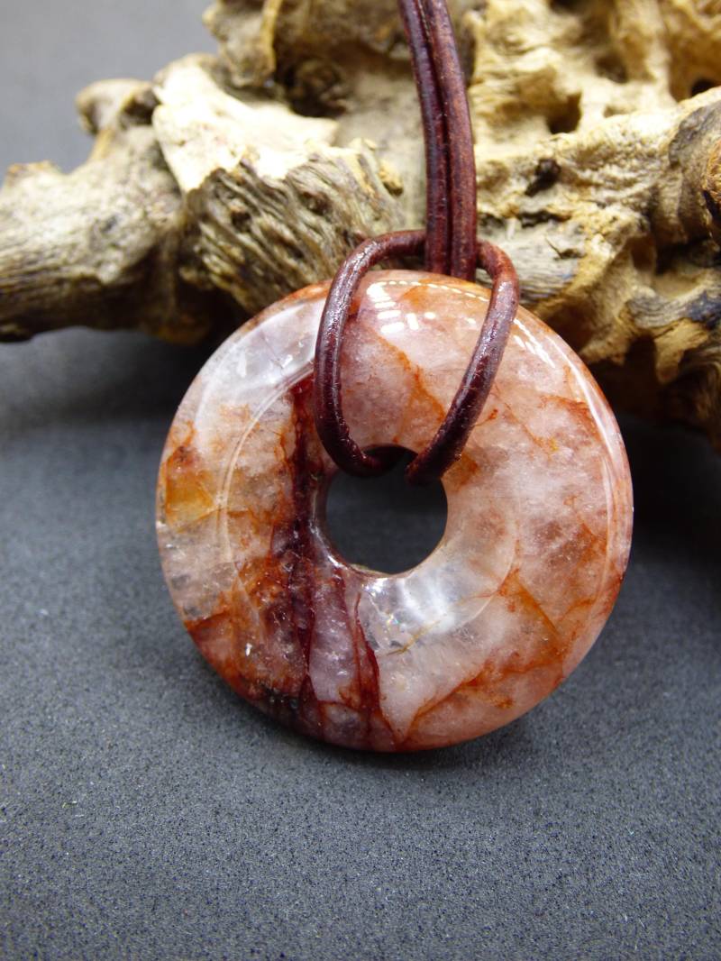 Feuerquarz/Hämatit Quarz 30mm - Edelstein Donut Kette Rot Mann Frau Vater Tochter Freund Heilstein Glück Schmuck Natur Rarität Geschenk Feuerquarz/Hämatit Quarz 30mm - Edelstein Donut Kette Rot Mann Frau Vater Tochter Freund Heilstein Glück Schmuck Natur Rarität Geschenk von ArtOfNatureBerlin