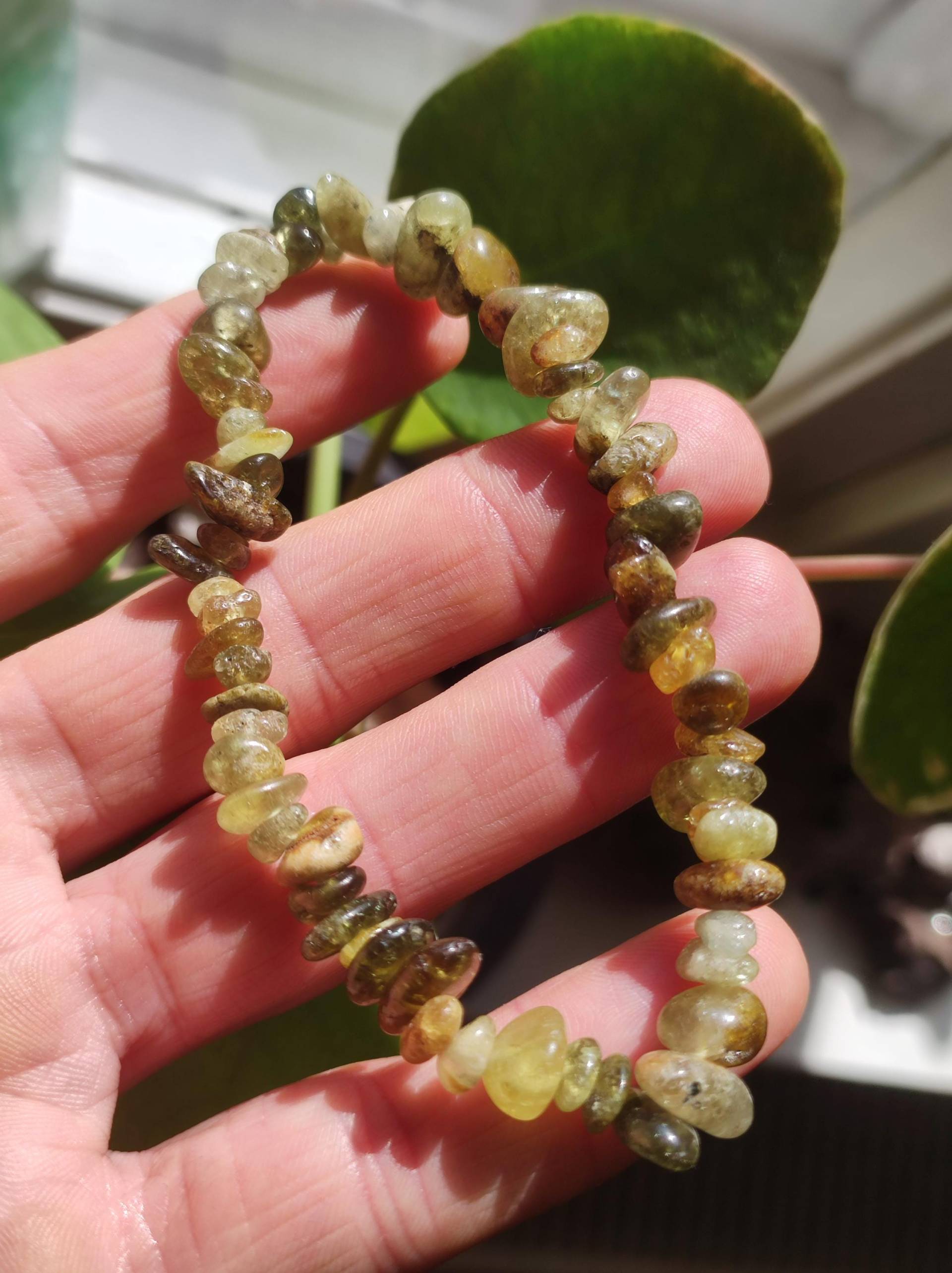 Granat Grün/Grossular Chip - Edelstein Armband Goa Hippie Boho Natur Heilstein Geschenk Er Sie Mann Frau Freund Energie Kraft Chakra Granat Grün/Grossular Chip - Edelstein Armband Goa Hippie Boho Natur Heilstein Geschenk Er Sie Mann Frau Freund Energie Kraft Chakra von ArtOfNatureBerlin