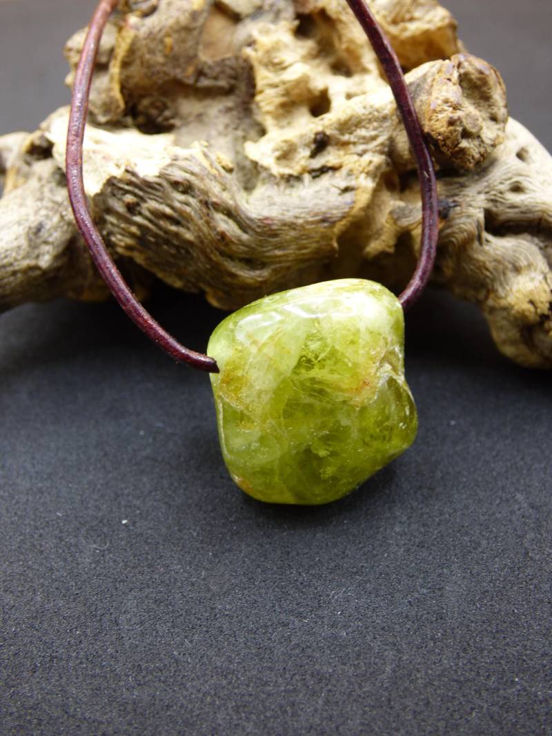 Granat Grün | Grossular - Edelstein Kette Hippie Goa Boho Ethno Natur Heilstein Rarität Kristalle Schmuck Anhänger Stein Geschenk von ArtOfNatureBerlin