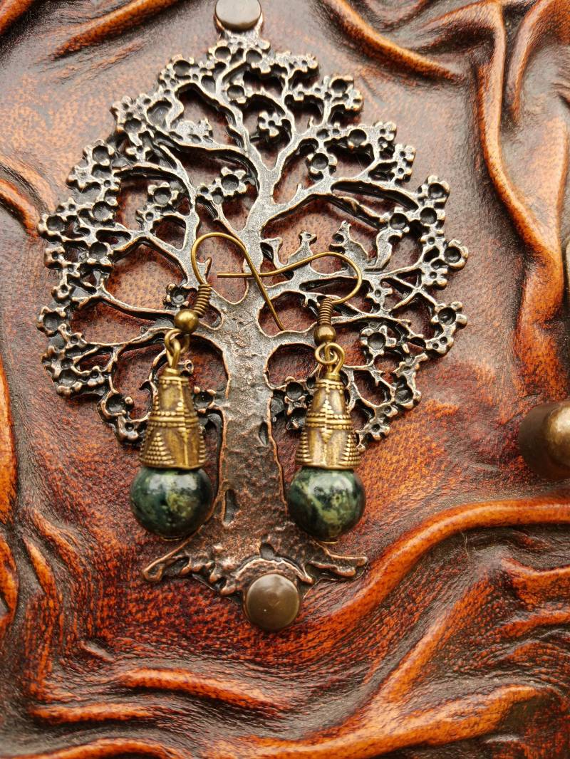 Kabamba Rhyolith ~ Edelstein Ohrringe Geschenk Frau Schmuck Sie Freundin Grün Goa Hippie Boho Natur Heilstein Ohrhänger Edelstahl von ArtOfNatureBerlin