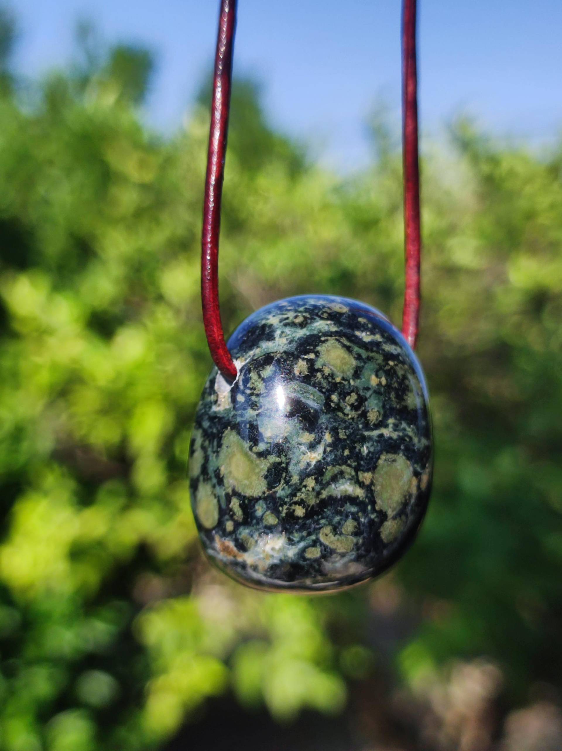 Kabamba Rhyolith/Eldarit - Edelstein Kette Heilstein Grün Er Sie Mann Frau Geschenk Glück Anhänger Goa Boho Tibet Ethno Natur Unikat von ArtOfNatureBerlin