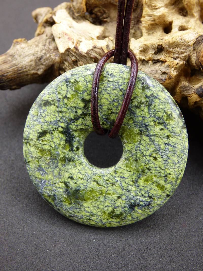 Mamba Stone | Serpentin 40mm Donut Grün Edelstein Kette Hippie Goa Boho Tibet Ethno Nature Schutzsymbol Heilstein Sammler Unikat Mann von ArtOfNatureBerlin
