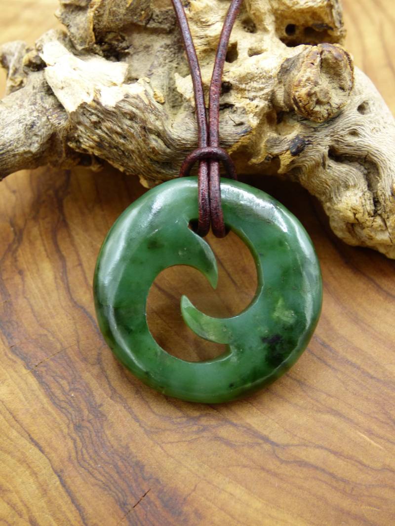 Maori Nephrit - Edelstein Kette Rarität Hippie ~Goa ~Boho ~Tibet ~Ethno ~Nature ~Donut ~Schutzsymbol ~Heilstein von ArtOfNatureBerlin