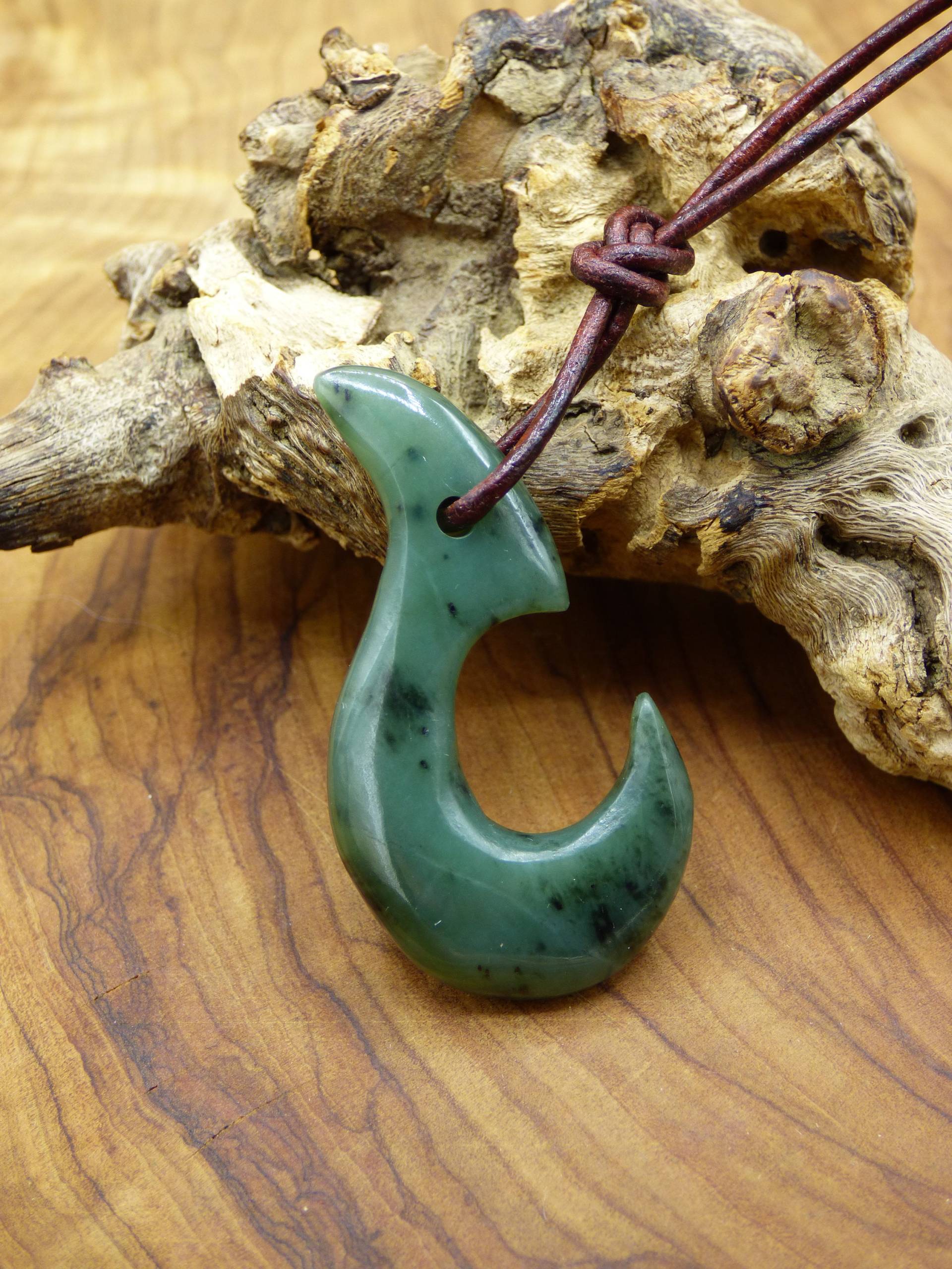Maori Nephrit Haken - Edelstein Kette Hippie Goa Boho Ethno Natur Heilstein Rarität Kristalle Schmuck Anhänger Stein Geschenk Grün von ArtOfNatureBerlin