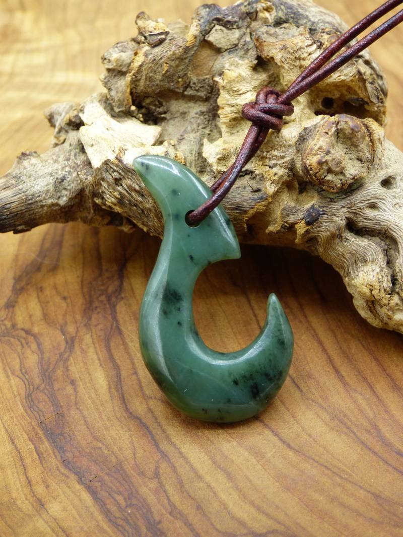 Maori Nephrit Haken - Edelstein Kette Hippie Goa Boho Ethno Natur Heilstein Rarität Kristalle Schmuck Anhänger Stein Geschenk Grün von ArtOfNatureBerlin