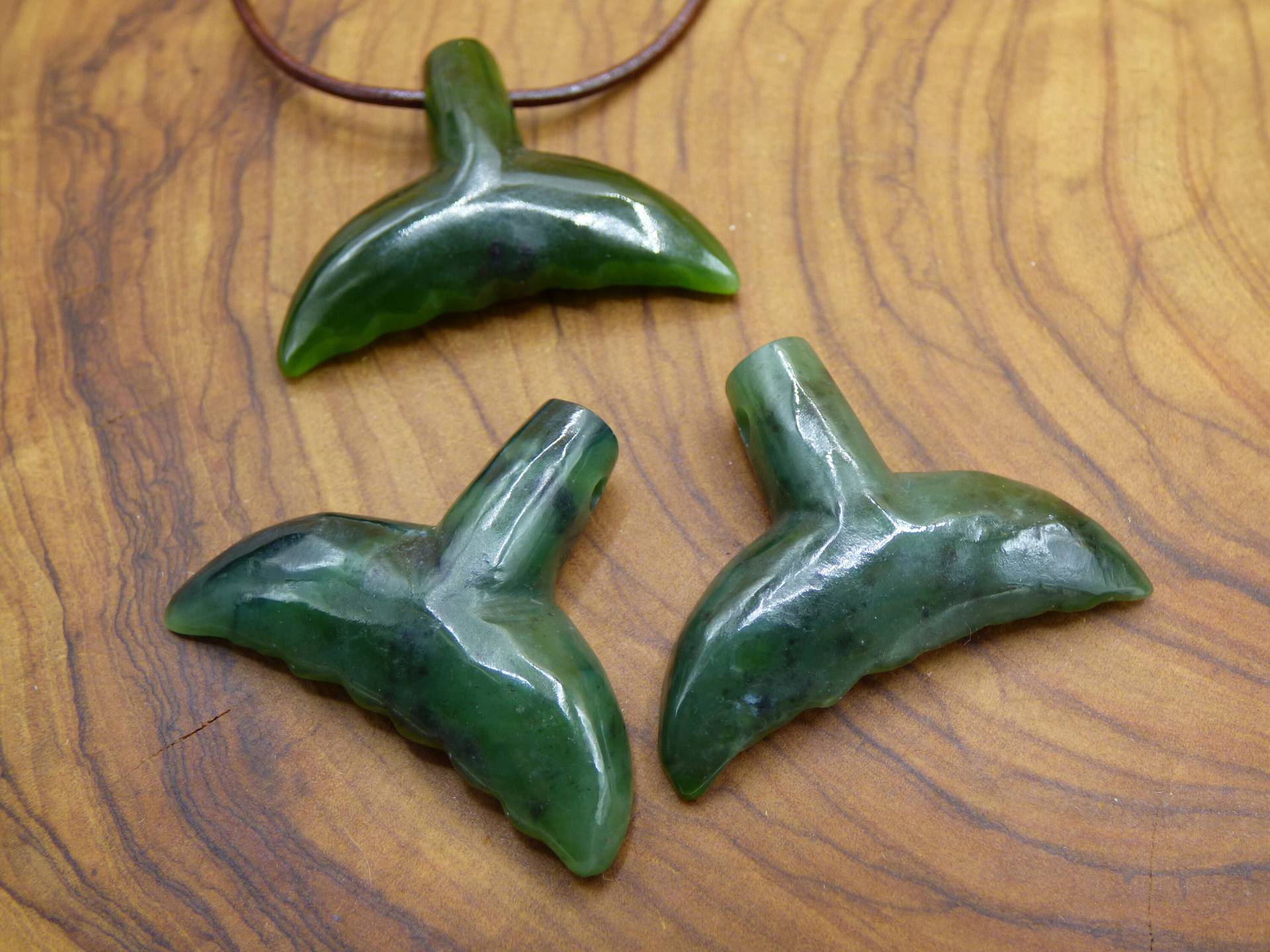 Maori Nephrit Walflosse Haiflosse Meer Surfer Edelstein Kette Hippie Goa Boho Tibet Ethno Nature Schutzsymbol Heilstein Rarität Maori Wasser von ArtOfNatureBerlin