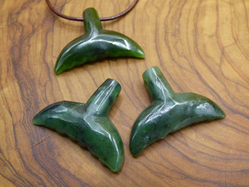 Maori Nephrit Walflosse Haiflosse Meer Surfer Edelstein Kette Hippie Goa Boho Tibet Ethno Nature Schutzsymbol Heilstein Rarität Maori Wasser von ArtOfNatureBerlin