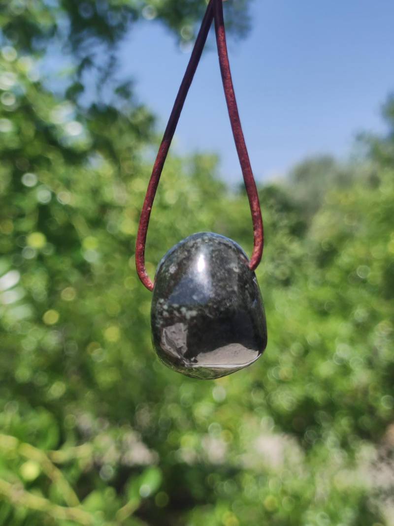 Midnight Lemurian Jade Black Schwarze Edelstein Kette Heilstein Natur Rarität Mann Frau Geschenk Er Sie Freundin Energie Kraft Ruhe von ArtOfNatureBerlin