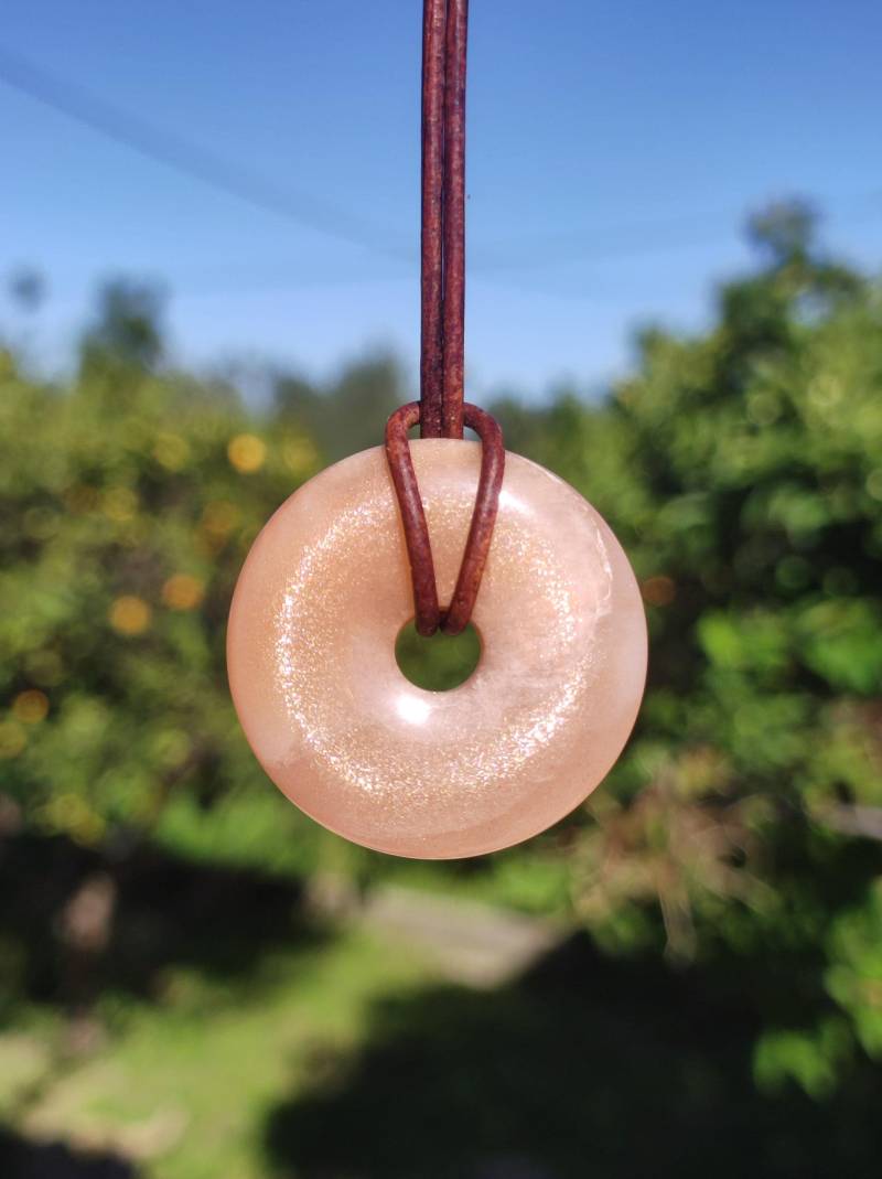 Mondstein A Rot - Donut Edelstein Kette Hippie Goa Boho Ethno Natur Schutzsymbol Heilstein Sammler Unikat Mann Frau Er Sie Geschenk von ArtOfNatureBerlin