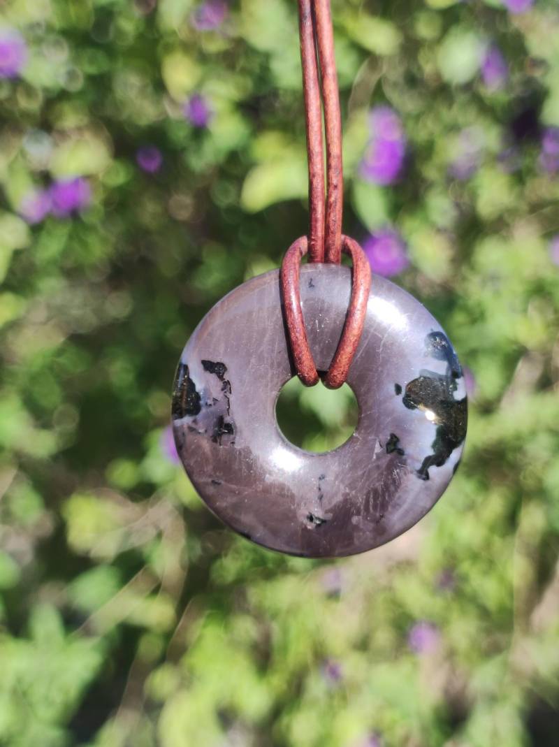 Mystic Gabbro/Merlinite Edelstein Kette 30mm Donut Heilstein Natur Schmuck Anhänger Geschenk Freund Frau Mann Er Sie Kraft Energie Rarität von ArtOfNatureBerlin