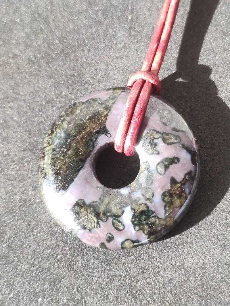 Mystic Gabbro/Merlinite Edelstein Kette 30mm Donut Heilstein Natur Schmuck Anhänger Geschenk Freund Frau Mann Er Sie Kraft Energie Rarität von ArtOfNatureBerlin