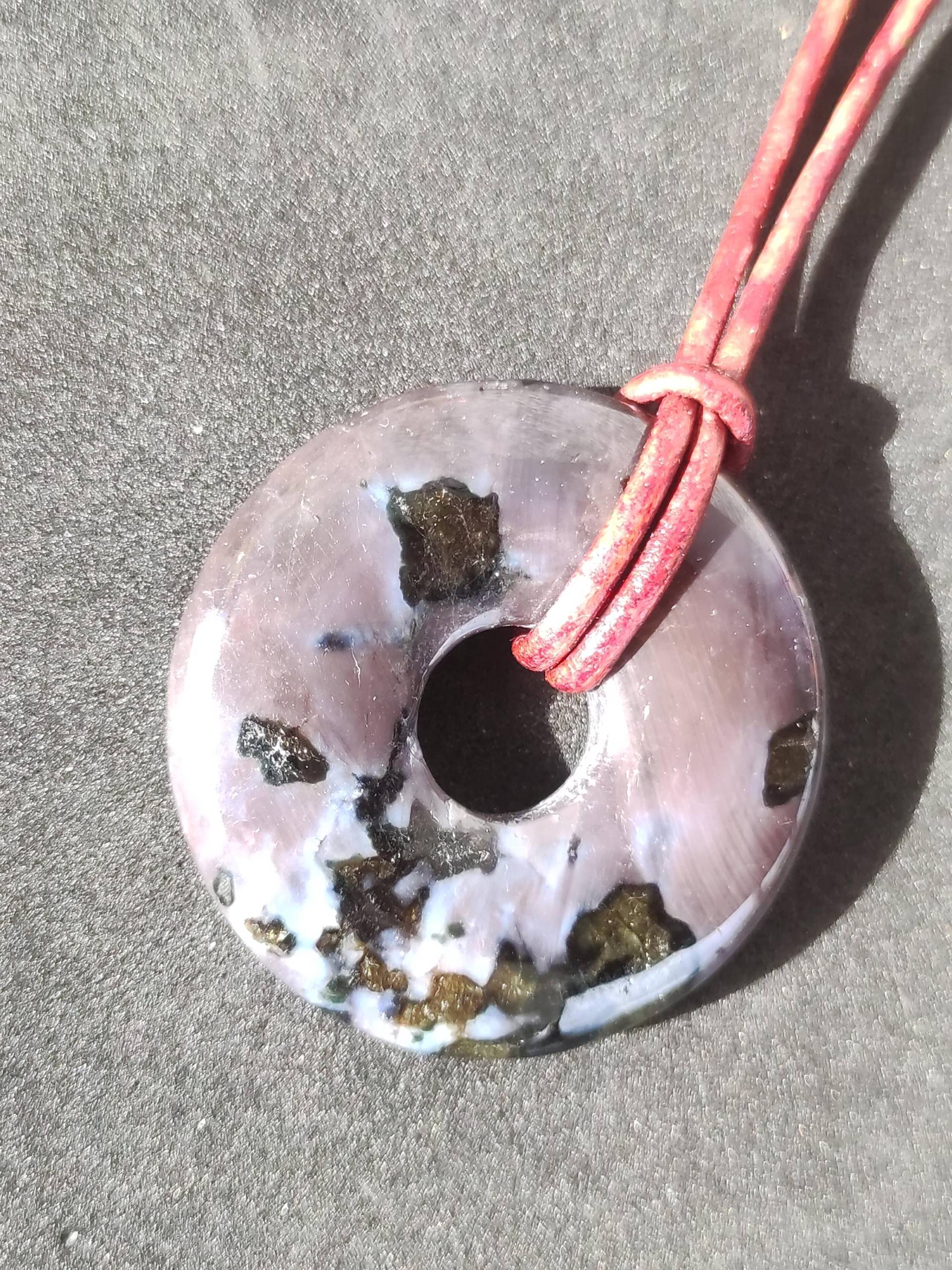 Mystic Gabbro/Merlinite Edelstein Kette 30mm Donut Heilstein Natur Schmuck Anhänger Geschenk Freund Frau Mann Er Sie Kraft Energie Rarität von ArtOfNatureBerlin