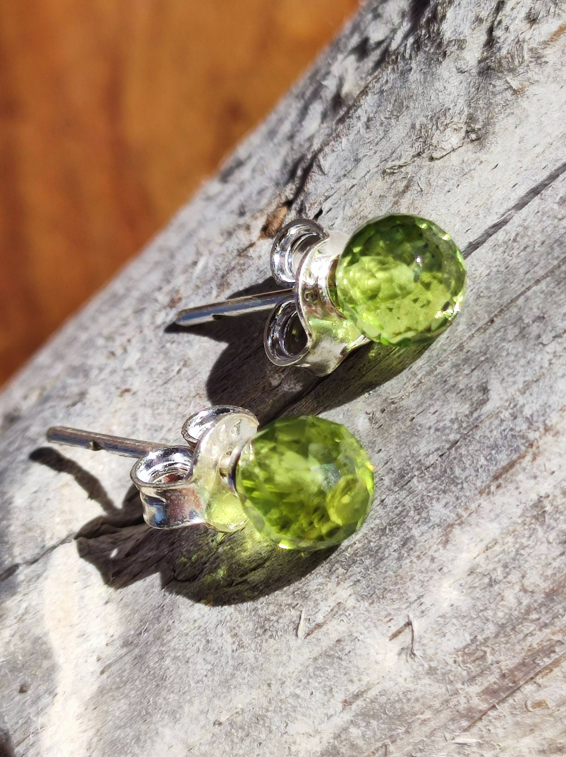 Peridot Ohrstecker A- 925 Sterling Silber Ohrringe Grün - Edelstein Heilstein Energie Kraft Frauen Ohr Schmuck Hochwertig Edel Blau Rarität Peridot Ohrstecker A- 925 Sterling Silber Ohrringe Grün - Edelstein Heilstein Energie Kraft Frauen Ohr Schmuck Hochwertig Edel Blau Rarität von ArtOfNatureBerlin